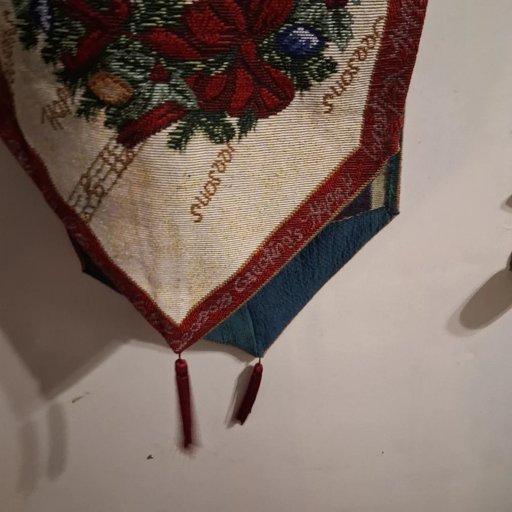 Christmas Needlepoint Tapestry‎ Table Runner Wreath Music Print Exquisite!